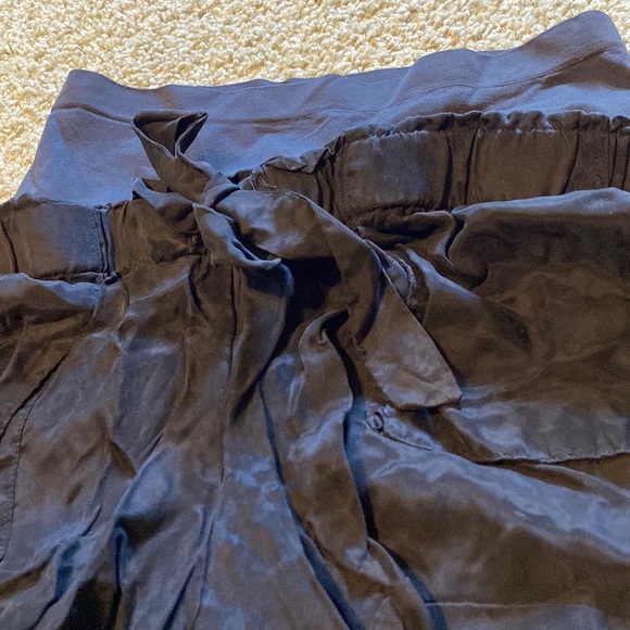 Black maternity shorts with from pockets - Picture 2 of 5